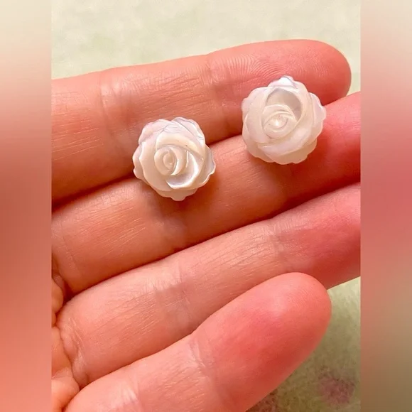 🌸 Mother of Pearl Roses 🌹 Sterling Silver earrings 🌸 - Picture 4 of 7
